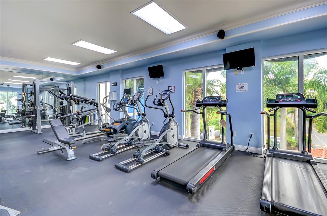 For Sale: $288,000 (1 beds, 1 baths, 685 Square Feet)