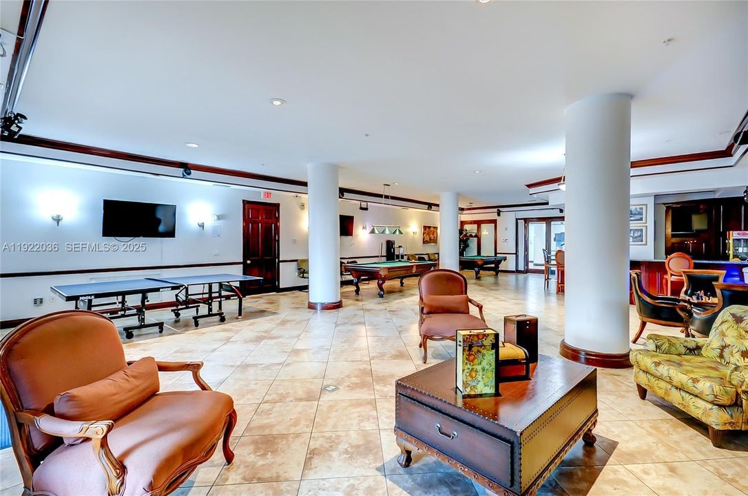 For Sale: $288,000 (1 beds, 1 baths, 685 Square Feet)