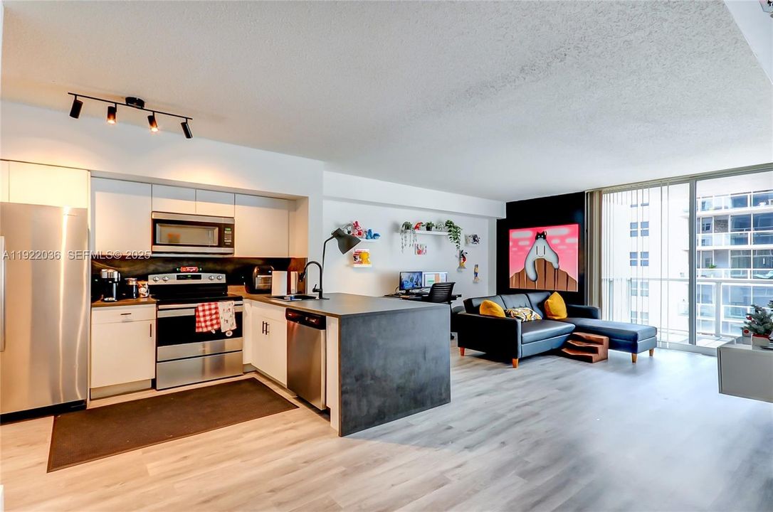 For Sale: $288,000 (1 beds, 1 baths, 685 Square Feet)