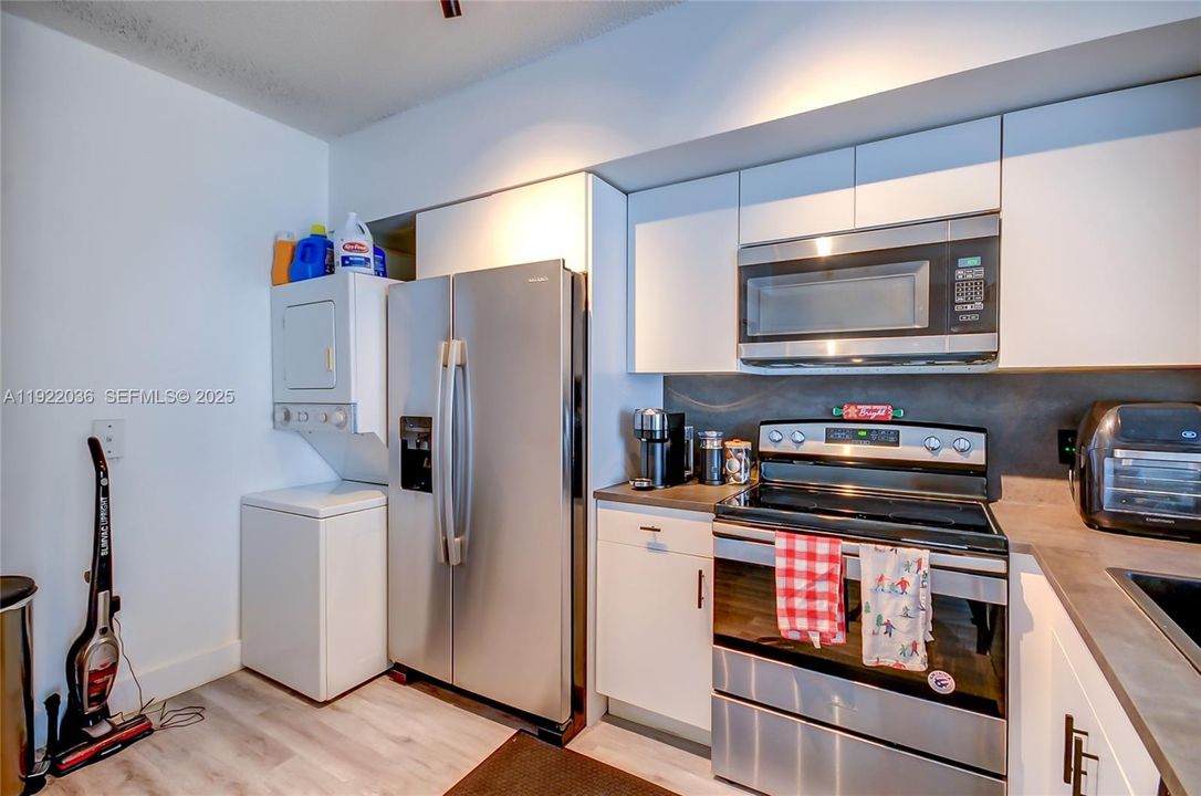 For Sale: $288,000 (1 beds, 1 baths, 685 Square Feet)