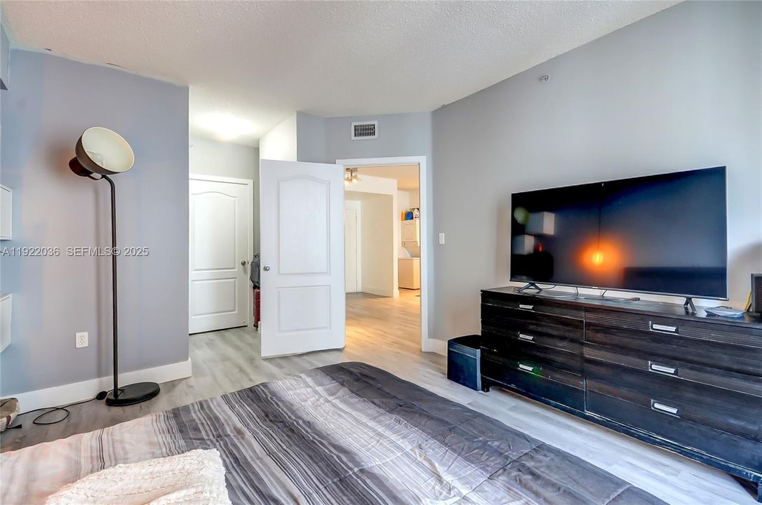 For Sale: $288,000 (1 beds, 1 baths, 685 Square Feet)