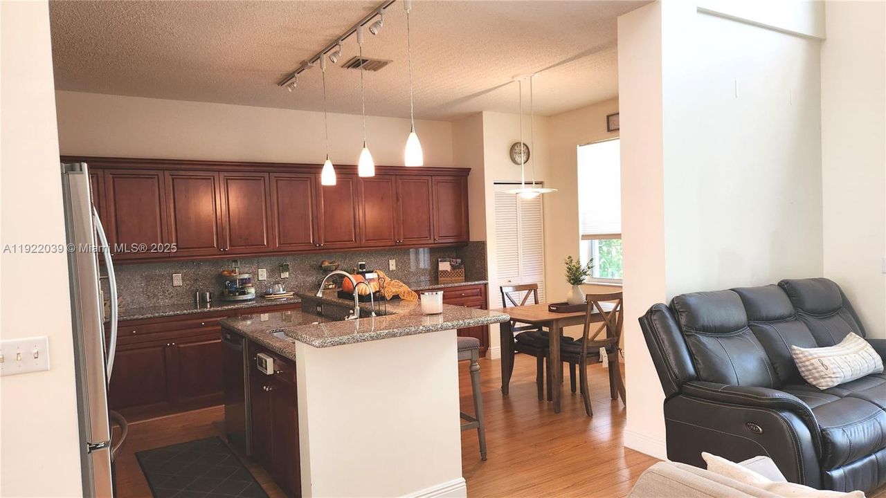 待售: $600,000 (3 贝兹, 2 浴室, 2222 平方英尺)