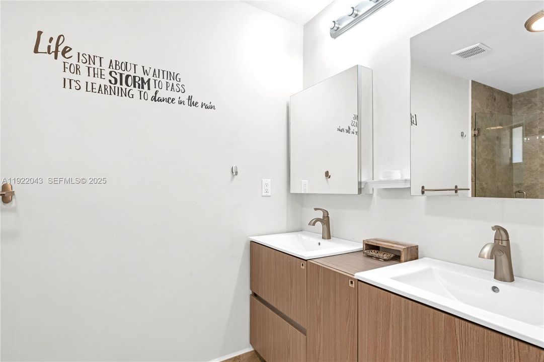 For Sale: $997,500 (3 beds, 2 baths, 1903 Square Feet)