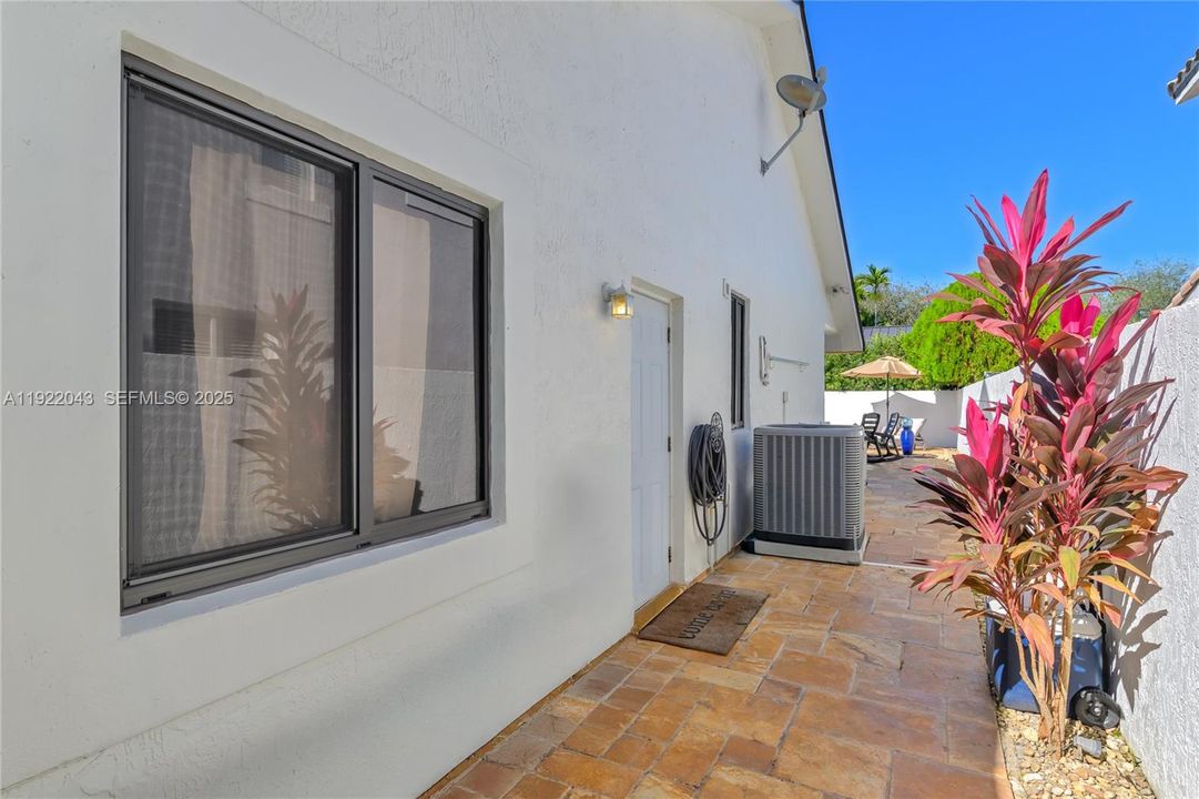 For Sale: $997,500 (3 beds, 2 baths, 1903 Square Feet)