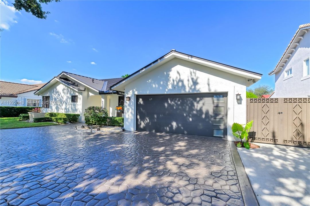 For Sale: $997,500 (3 beds, 2 baths, 1903 Square Feet)