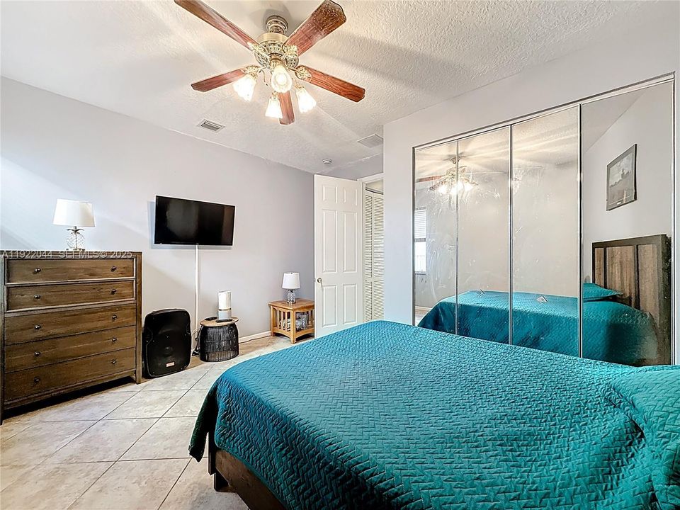 待售: $1,000,000 (5 贝兹, 3 浴室, 3501 平方英尺)