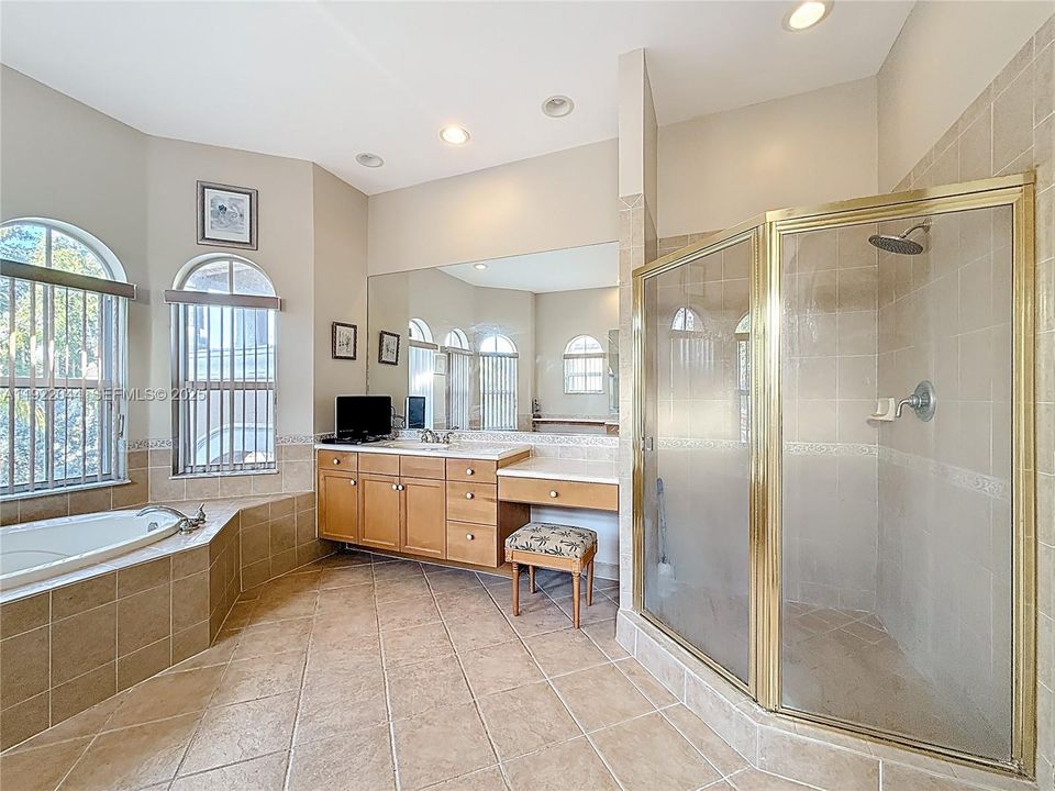 待售: $1,000,000 (5 贝兹, 3 浴室, 3501 平方英尺)