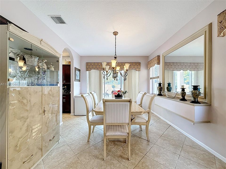 待售: $1,000,000 (5 贝兹, 3 浴室, 3501 平方英尺)