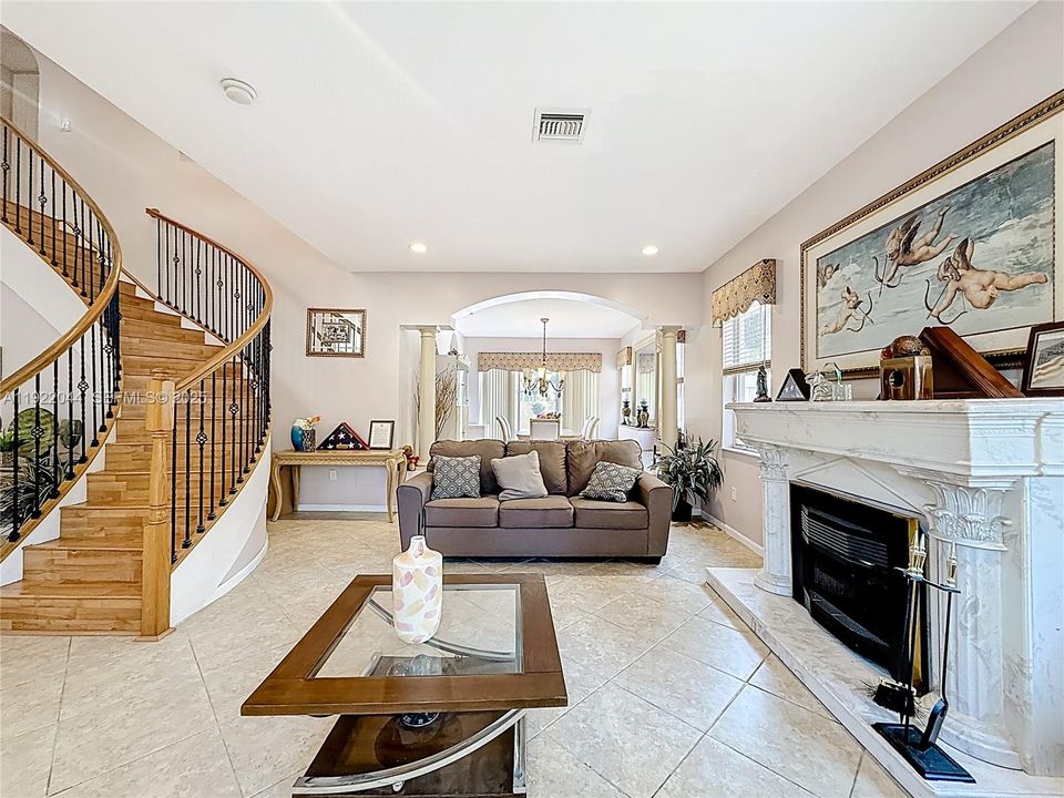 待售: $1,000,000 (5 贝兹, 3 浴室, 3501 平方英尺)