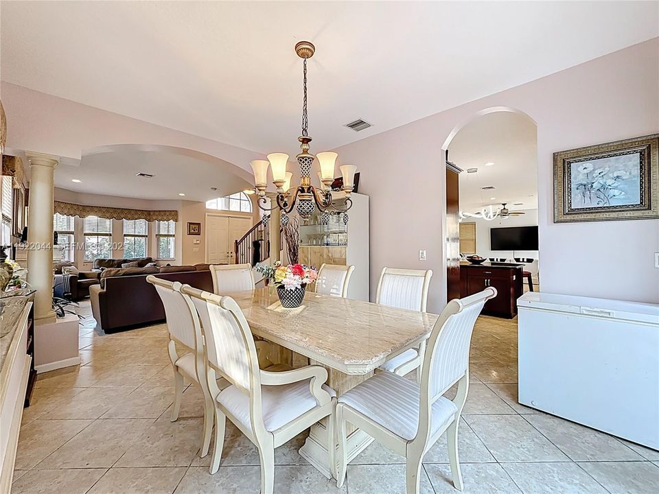 待售: $1,000,000 (5 贝兹, 3 浴室, 3501 平方英尺)