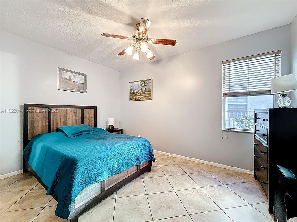 待售: $1,000,000 (5 贝兹, 3 浴室, 3501 平方英尺)