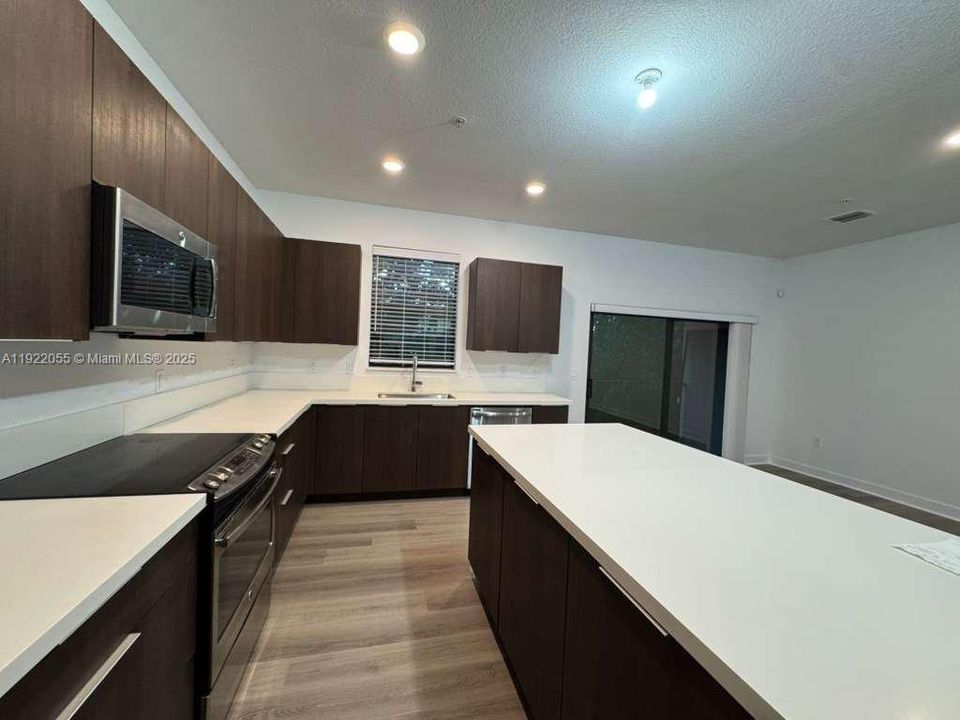 出租: $3,500 (3 贝兹, 2 浴室, 1517 平方英尺)