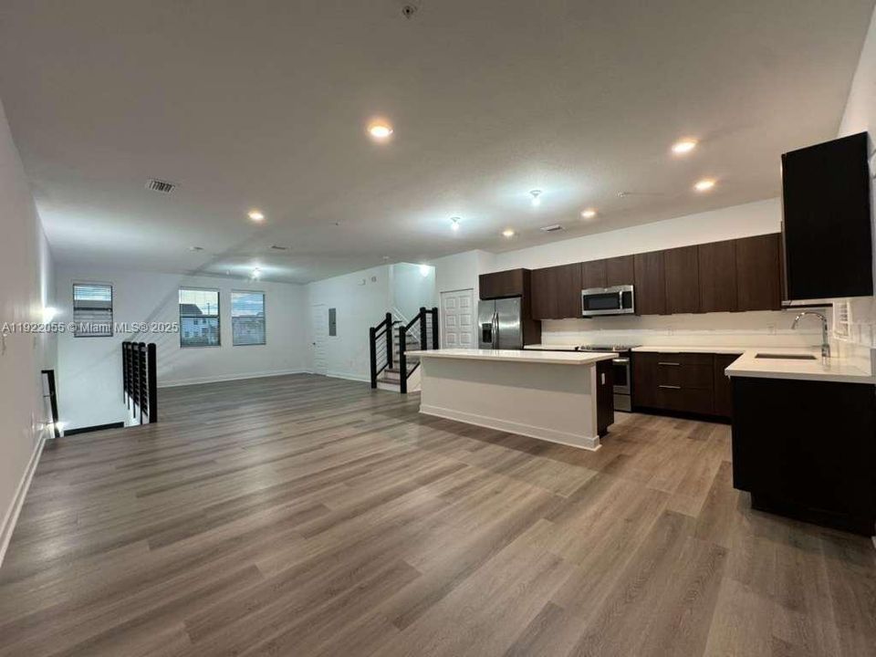 出租: $3,500 (3 贝兹, 2 浴室, 1517 平方英尺)