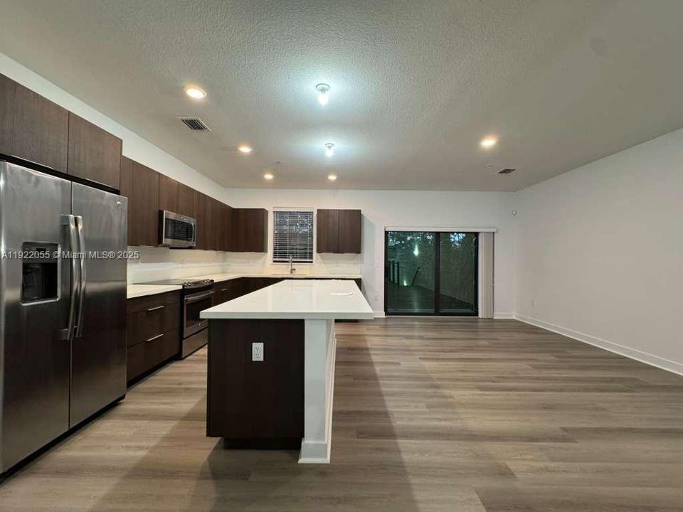 出租: $3,500 (3 贝兹, 2 浴室, 1517 平方英尺)