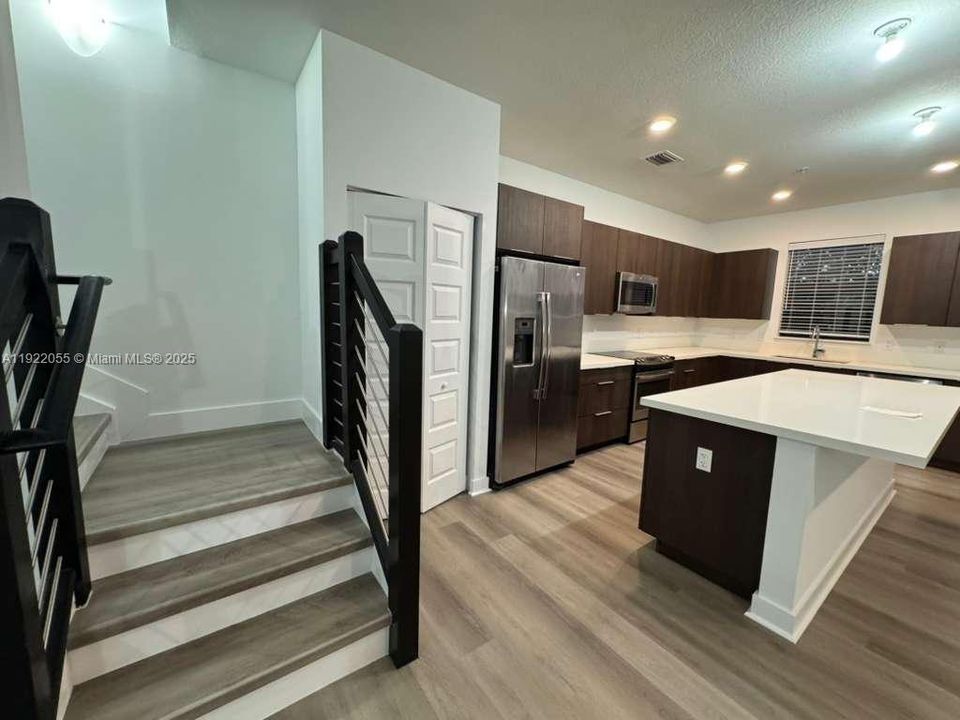 出租: $3,500 (3 贝兹, 2 浴室, 1517 平方英尺)