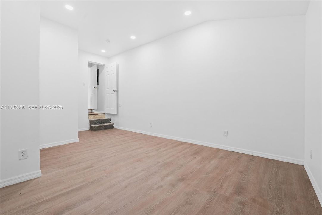 For Rent: $5,500 (5 beds, 4 baths, 1325 Square Feet)