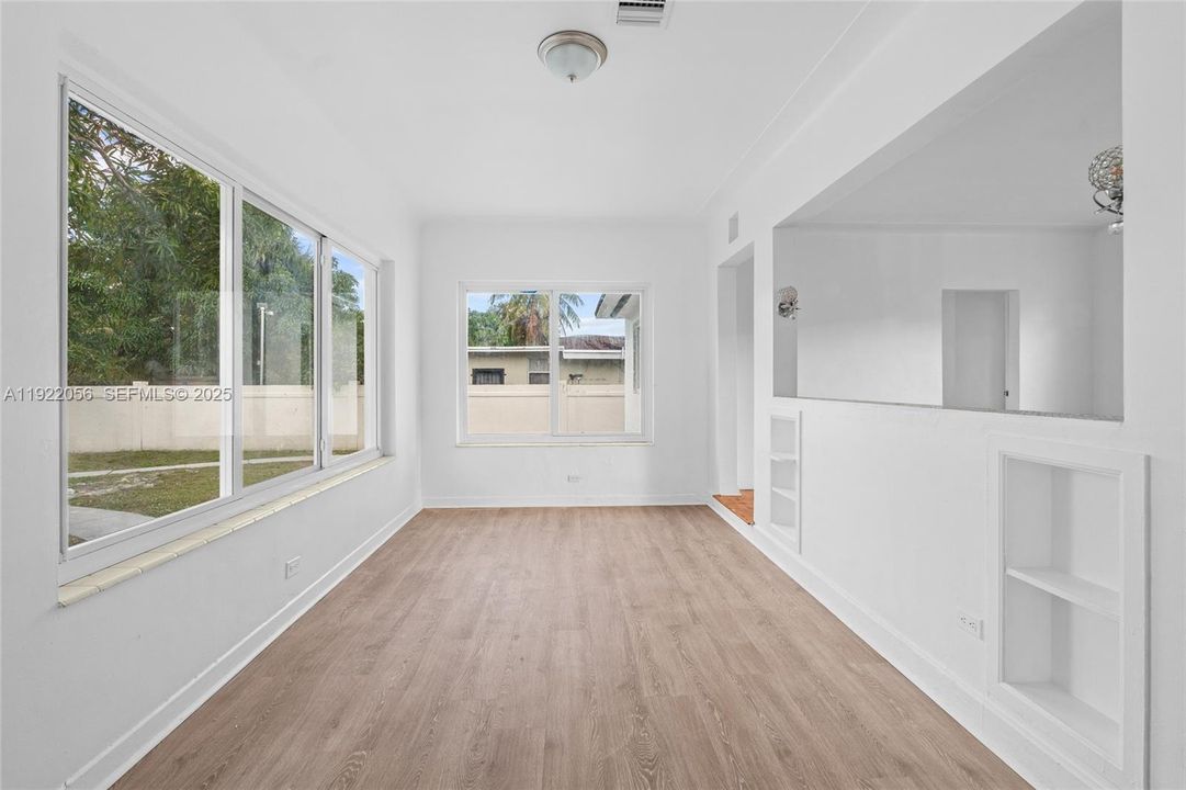 For Rent: $5,500 (5 beds, 4 baths, 1325 Square Feet)