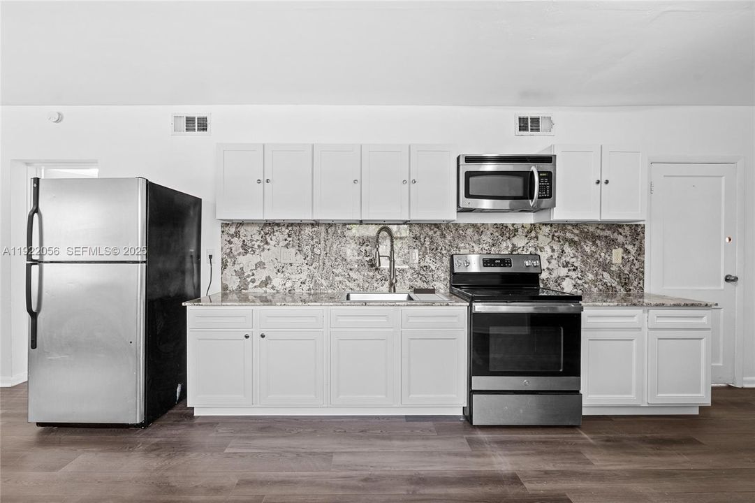 For Rent: $5,500 (5 beds, 4 baths, 1325 Square Feet)