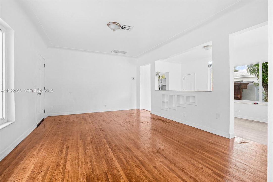 For Rent: $5,500 (5 beds, 4 baths, 1325 Square Feet)