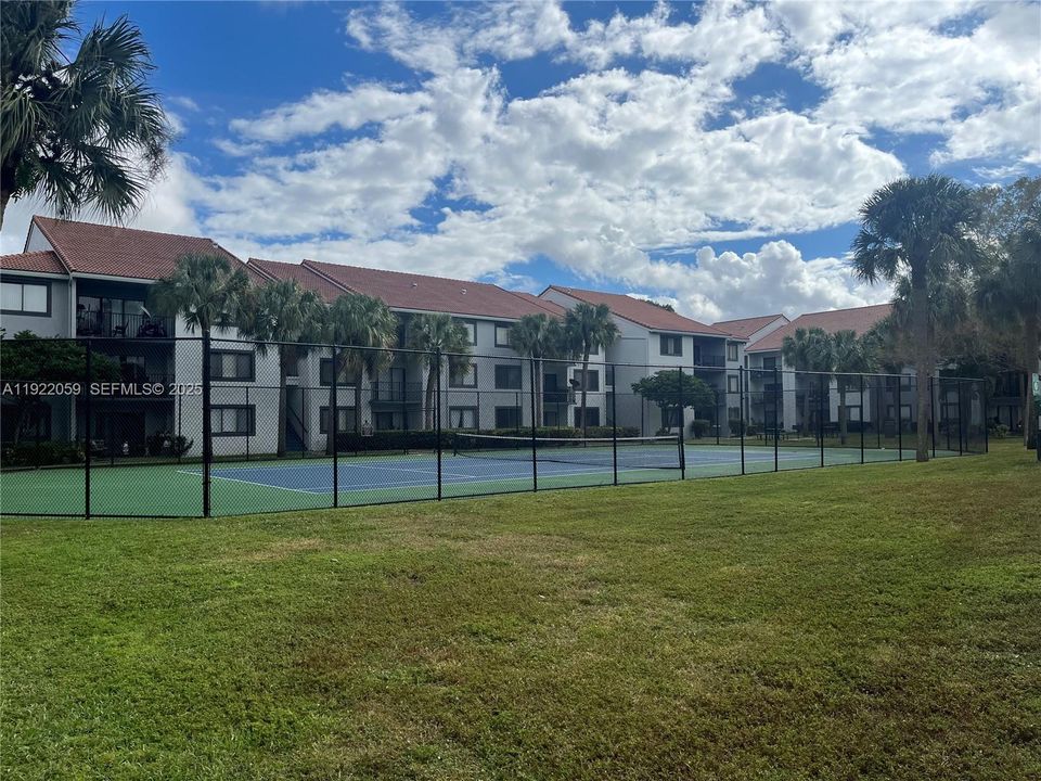 For Sale: $235,000 (2 beds, 2 baths, 986 Square Feet)