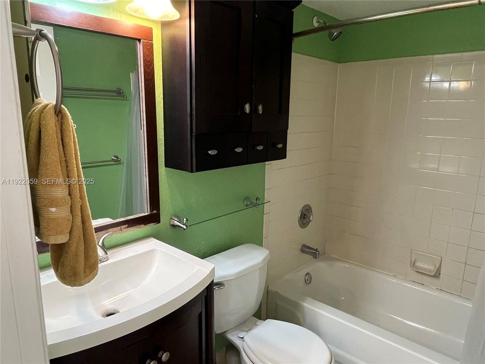 For Sale: $235,000 (2 beds, 2 baths, 986 Square Feet)