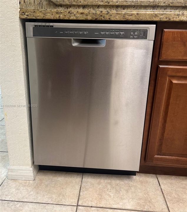 For Sale: $235,000 (2 beds, 2 baths, 986 Square Feet)