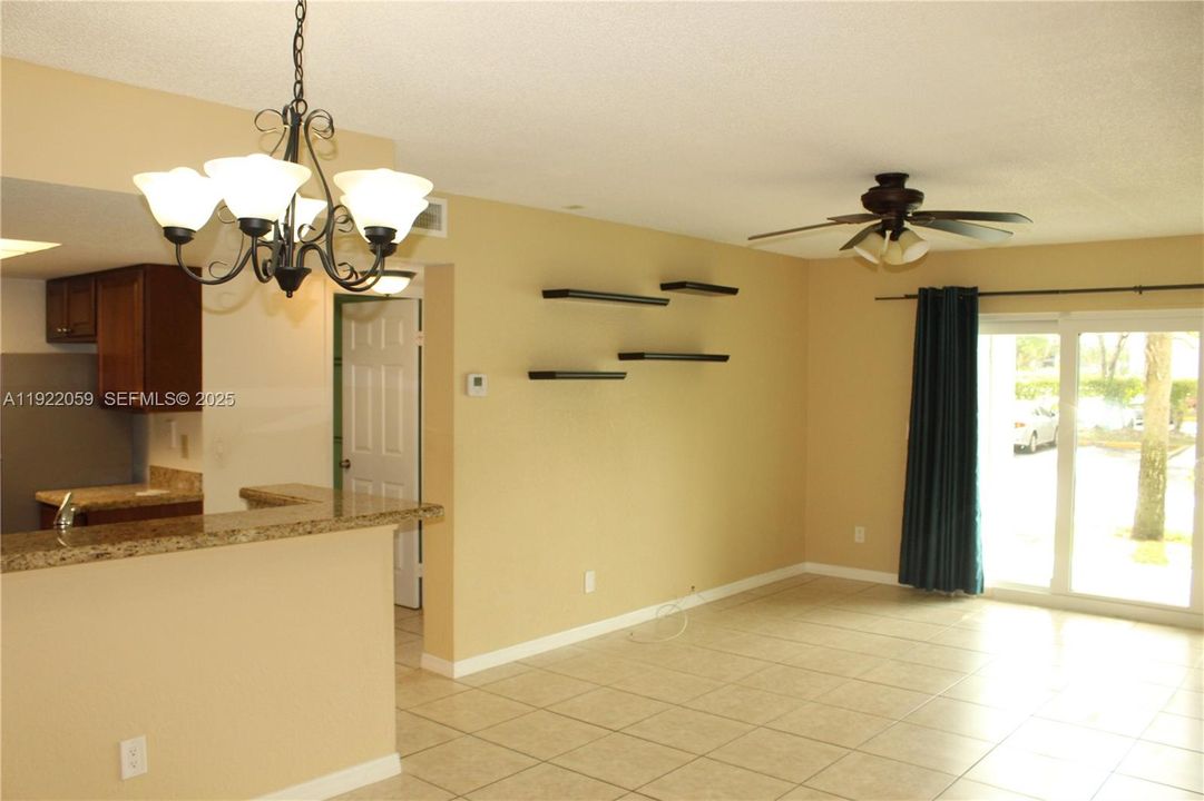 For Sale: $235,000 (2 beds, 2 baths, 986 Square Feet)