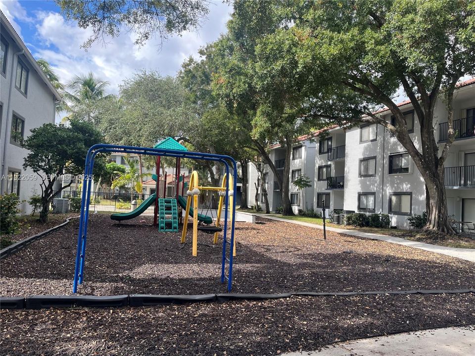 For Sale: $235,000 (2 beds, 2 baths, 986 Square Feet)