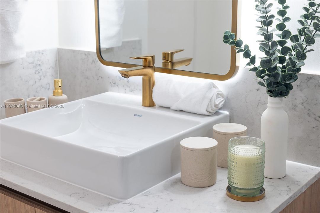 For Sale: $599,000 (1 beds, 1 baths, 588 Square Feet)