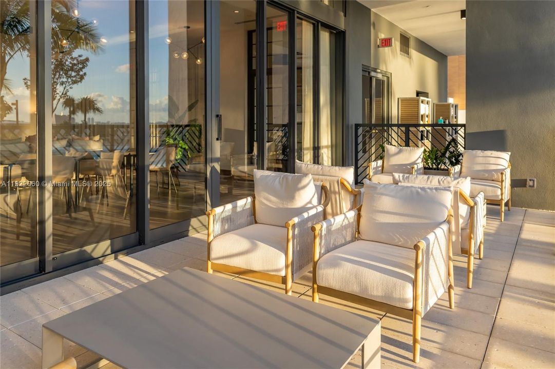 For Sale: $599,000 (1 beds, 1 baths, 588 Square Feet)