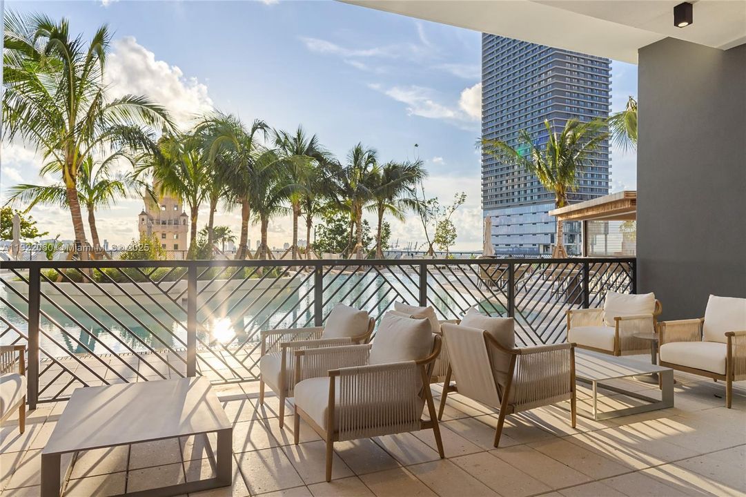 For Sale: $599,000 (1 beds, 1 baths, 588 Square Feet)