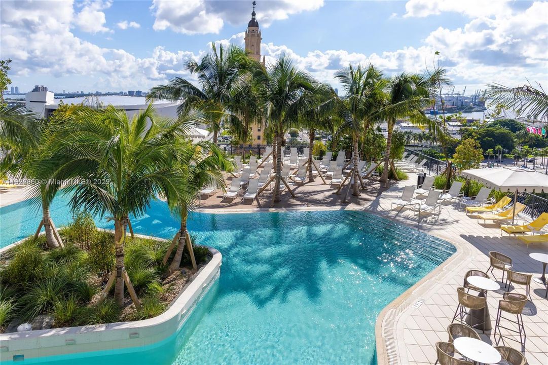 For Sale: $599,000 (1 beds, 1 baths, 588 Square Feet)