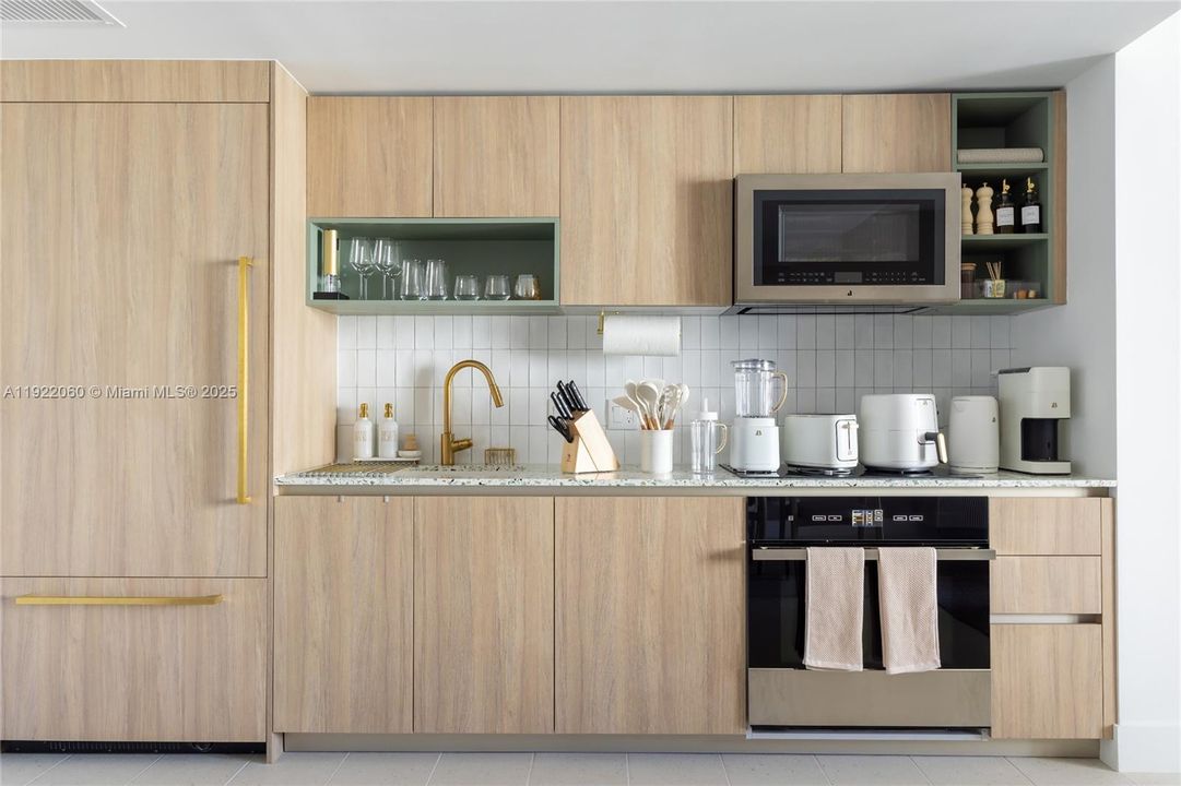 For Sale: $599,000 (1 beds, 1 baths, 588 Square Feet)