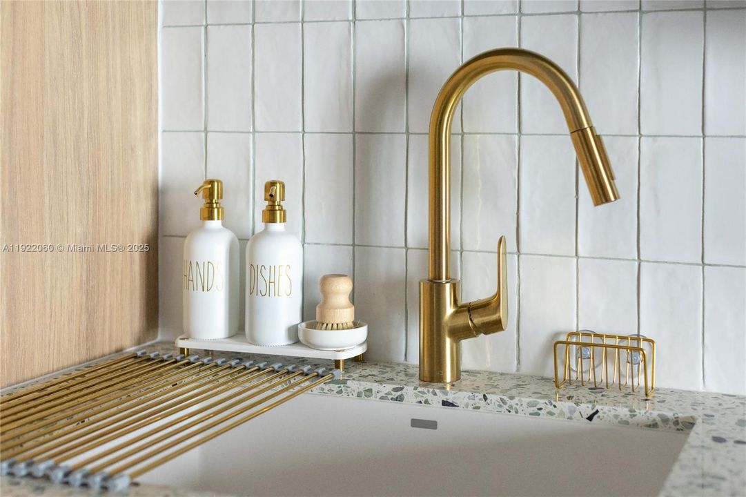 For Sale: $599,000 (1 beds, 1 baths, 588 Square Feet)