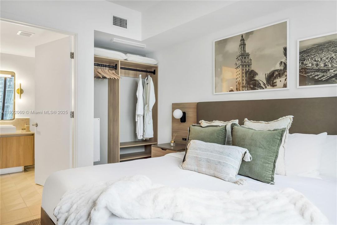 For Sale: $599,000 (1 beds, 1 baths, 588 Square Feet)