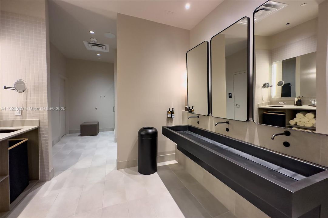 For Sale: $599,000 (1 beds, 1 baths, 588 Square Feet)