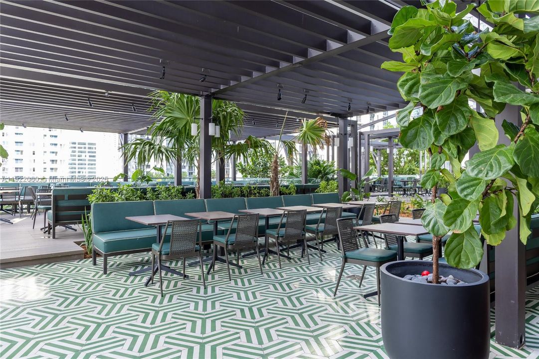 For Sale: $599,000 (1 beds, 1 baths, 588 Square Feet)