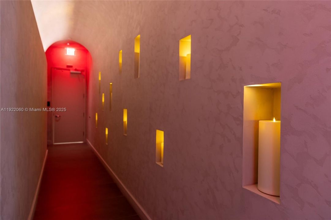 For Sale: $599,000 (1 beds, 1 baths, 588 Square Feet)