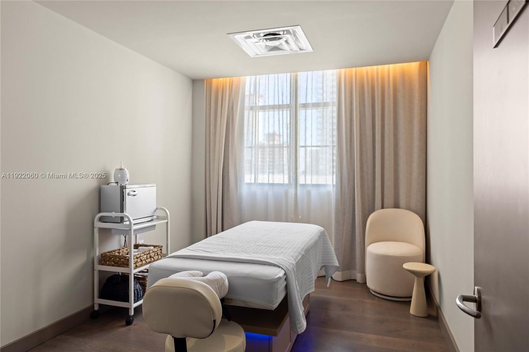 For Sale: $599,000 (1 beds, 1 baths, 588 Square Feet)