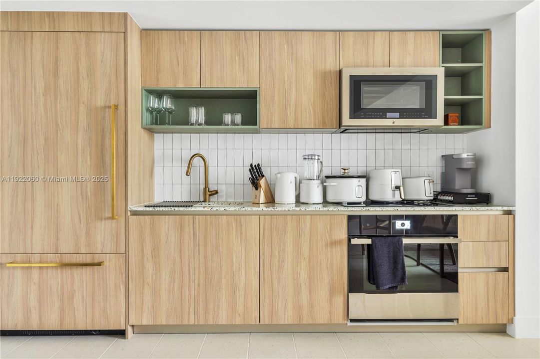 For Sale: $599,000 (1 beds, 1 baths, 588 Square Feet)