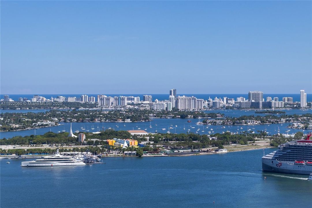 For Sale: $599,000 (1 beds, 1 baths, 588 Square Feet)