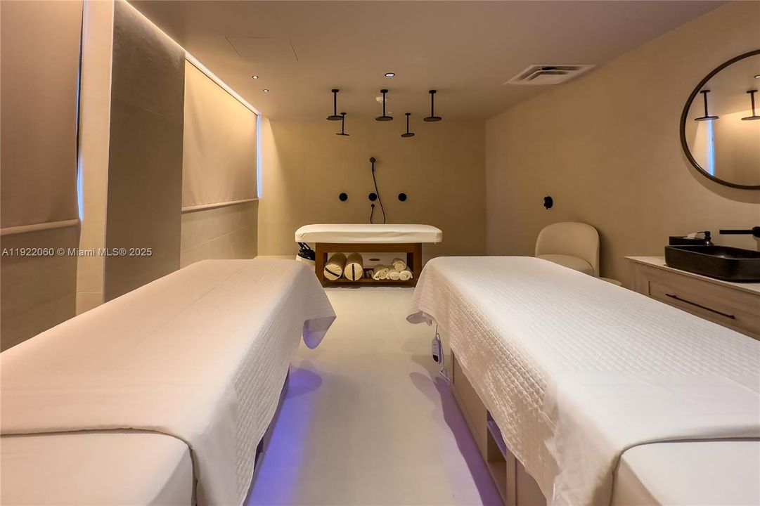 For Sale: $599,000 (1 beds, 1 baths, 588 Square Feet)