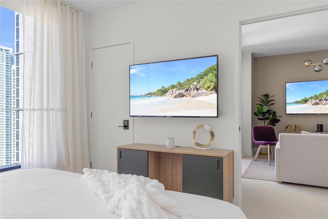 For Sale: $599,000 (1 beds, 1 baths, 588 Square Feet)