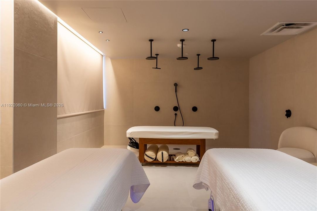 For Sale: $599,000 (1 beds, 1 baths, 588 Square Feet)