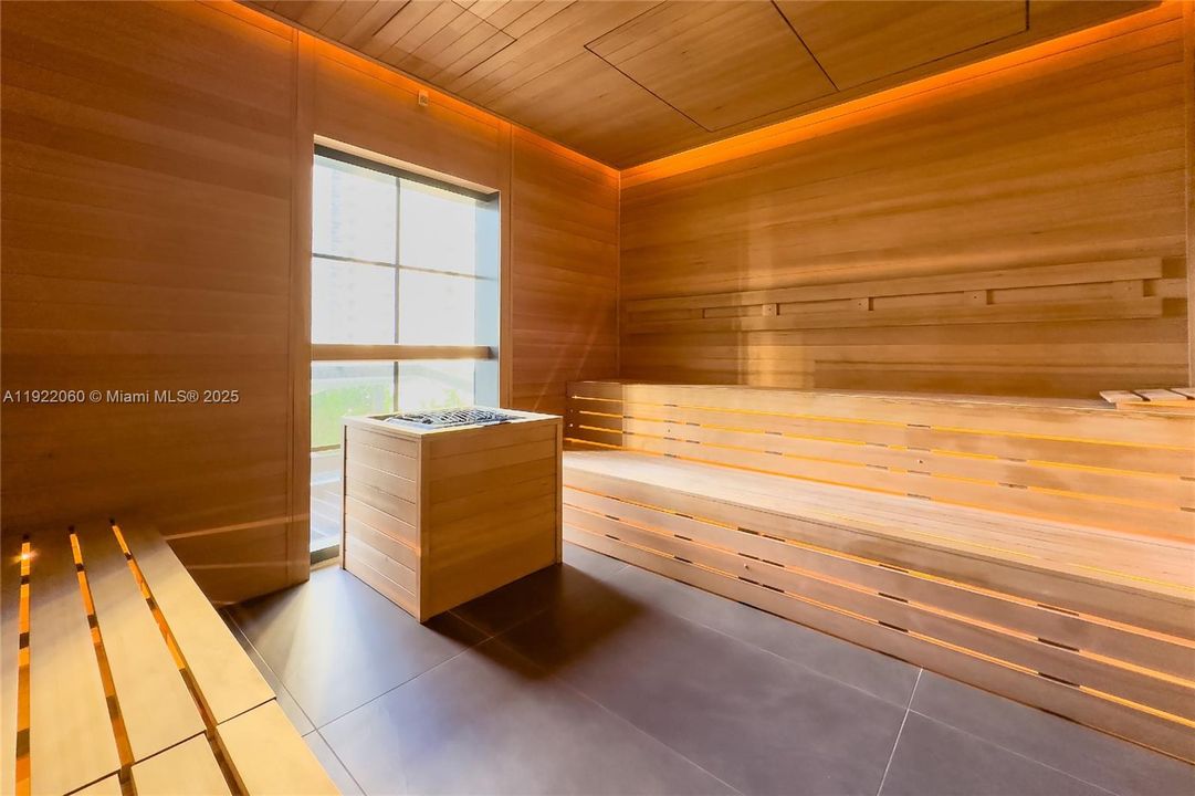 For Sale: $599,000 (1 beds, 1 baths, 588 Square Feet)