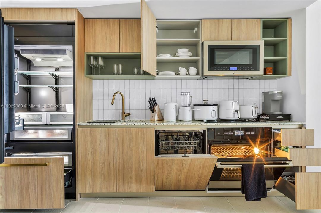 For Sale: $599,000 (1 beds, 1 baths, 588 Square Feet)