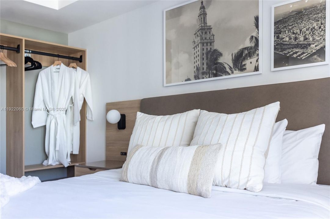 For Sale: $599,000 (1 beds, 1 baths, 588 Square Feet)