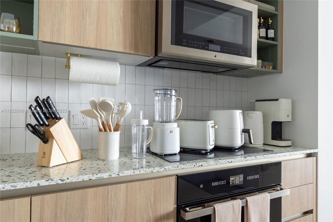 For Sale: $599,000 (1 beds, 1 baths, 588 Square Feet)