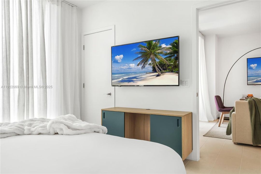 For Sale: $599,000 (1 beds, 1 baths, 588 Square Feet)