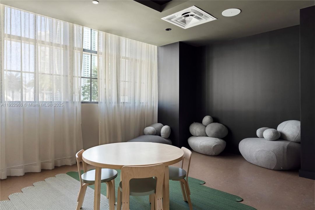 For Sale: $599,000 (1 beds, 1 baths, 588 Square Feet)